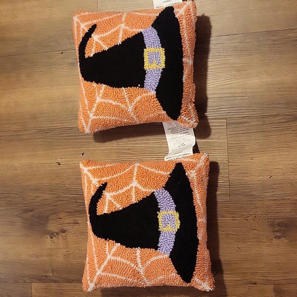 Pair of hats pillows